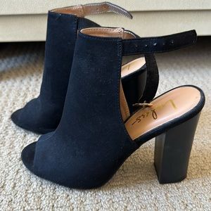 LULU’S size 8 open toe block heels. Suede, color black Worn once!